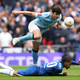 Manchester Citys Abdukodir Khusanov (oben) und Chelseas Joao Pedro kämpfen um den Ball. - Foto: Richard Pelham/AP/dpa