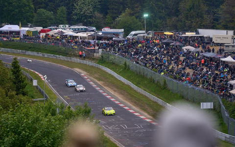 Mehr als 320.000 Zuschauer strömten zum 24-Stunden-Rennen. - Foto: Thomas Frey/dpa