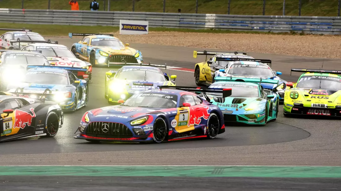 Max Verstappens Team (M) hatte das Rennen lange angeführt. - Bild: Thomas Frey/dpa