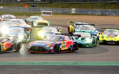 Max Verstappens Team (M) hatte das Rennen lange angeführt. - Foto: Thomas Frey/dpa