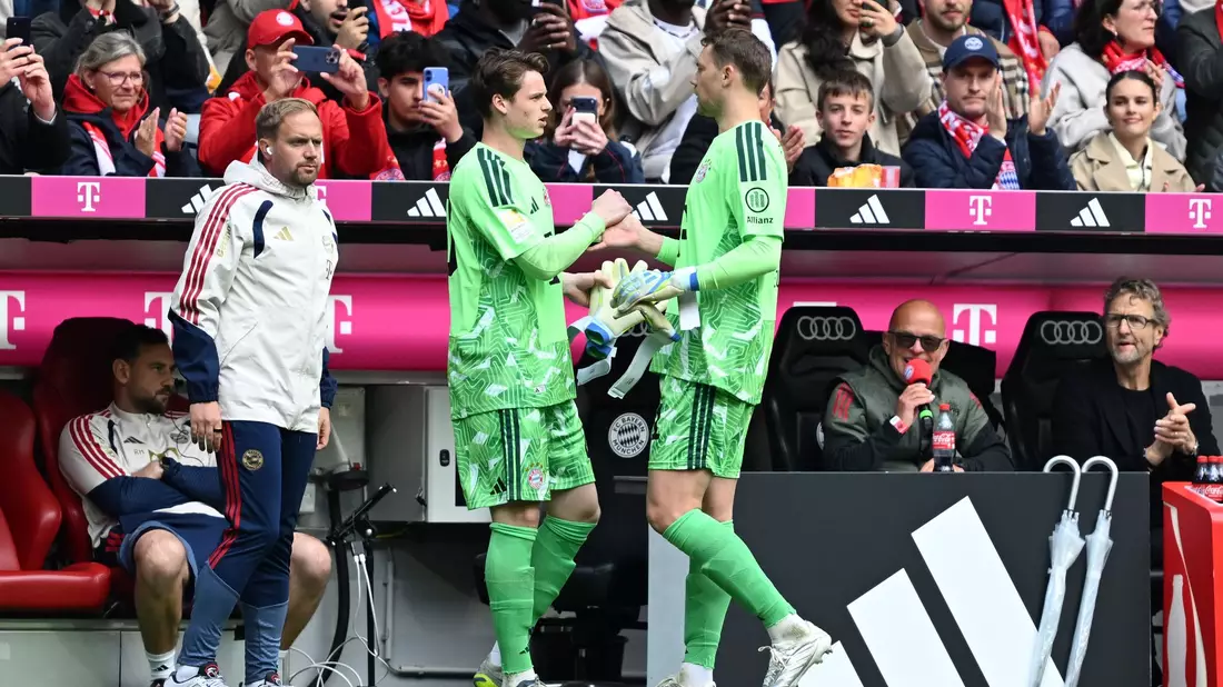 Gegen Köln musste Manuel Neuer (r) angeschlagen raus. Jonas Urbig ging für ihn ins Tor. Wie steht es um die Wade? - Bild: Sven Hoppe/dpa