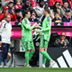 Gegen Köln musste Manuel Neuer (r) angeschlagen raus. Jonas Urbig ging für ihn ins Tor. Wie steht es um die Wade? - Foto: Sven Hoppe/dpa