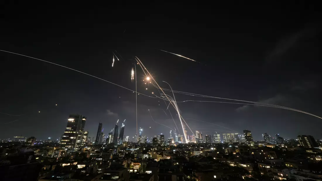 Israels Luftabwehr im Einsatz gegen iranische Raketen. (Archivbild) - Bild: Leo Correa/AP/dpa