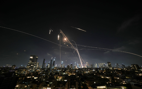 Israels Luftabwehr im Einsatz gegen iranische Raketen. (Archivbild) - Foto: Leo Correa/AP/dpa