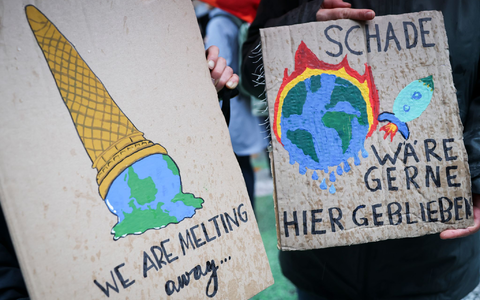 Auf einem Klimaprotest machen Plakate auf die eskalierende Krise aufmerksam. (Symbolbild) - Foto: Christian Charisius/dpa