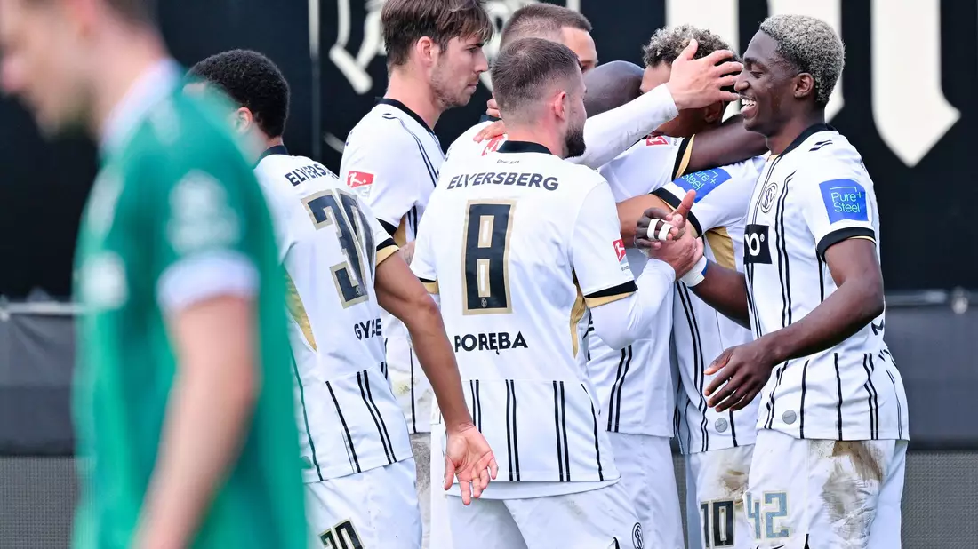 Die Spieler der SV Elversberg feiern den Aufstieg in die Fußball-Bundesliga. - Bild: Uwe Anspach/dpa