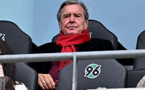 Sah bei seinem Herzensclub zu: Ex-Kanzler Schröder. - Foto: Swen Pförtner/dpa