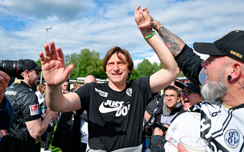 Elversberg-Coach Vincent Wagner jubelt mit den Fans über den Aufstieg.  - Foto: Uwe Anspach/dpa