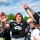 Elversberg-Coach Vincent Wagner jubelt mit den Fans über den Aufstieg.  - Foto: Uwe Anspach/dpa