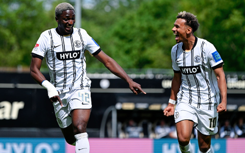Conté trifft zum vorentscheidenden 2:0. - Foto: Uwe Anspach/dpa