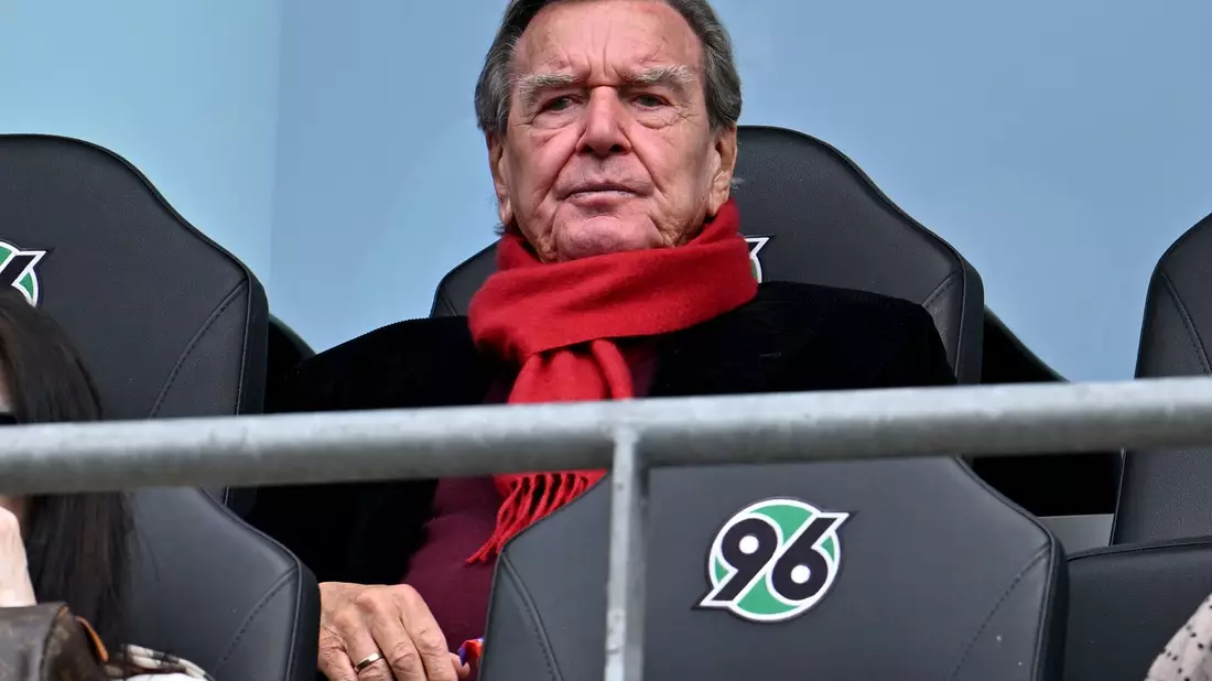 Sah bei seinem Herzensclub zu: Ex-Kanzler Schröder. - Bild: Swen Pförtner/dpa