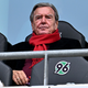 Sah bei seinem Herzensclub zu: Ex-Kanzler Schröder. - Foto: Swen Pförtner/dpa