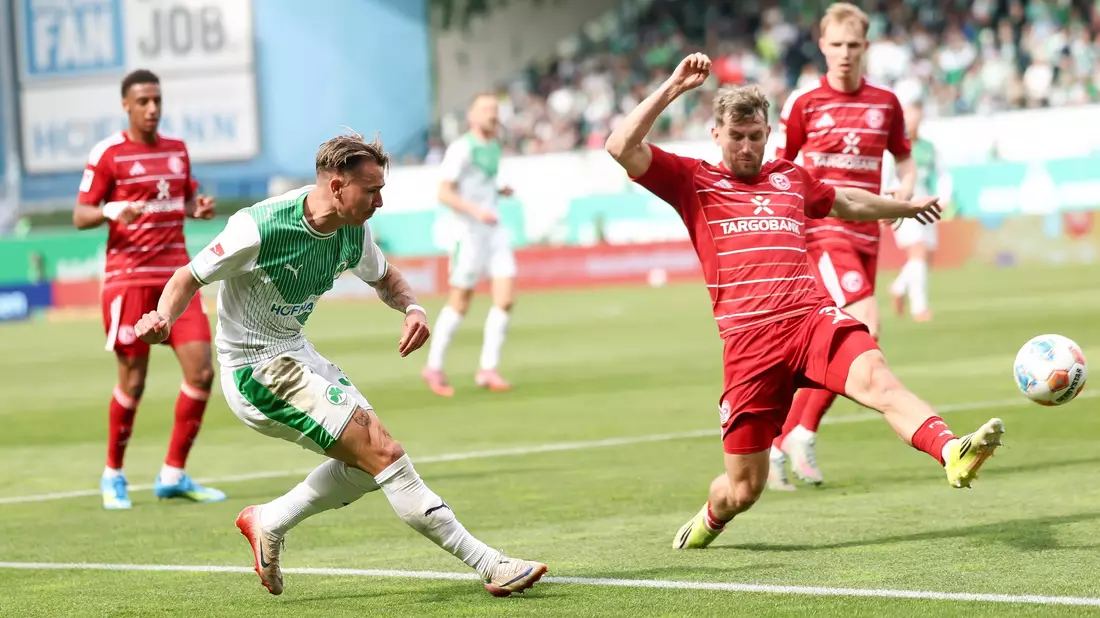 Duell im Keller: Fürth gegen Düsseldorf. - Bild: Daniel Löb/dpa