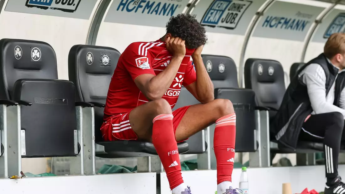 Düsseldorfs Egouli ist bedient. - Bild: Daniel Löb/dpa