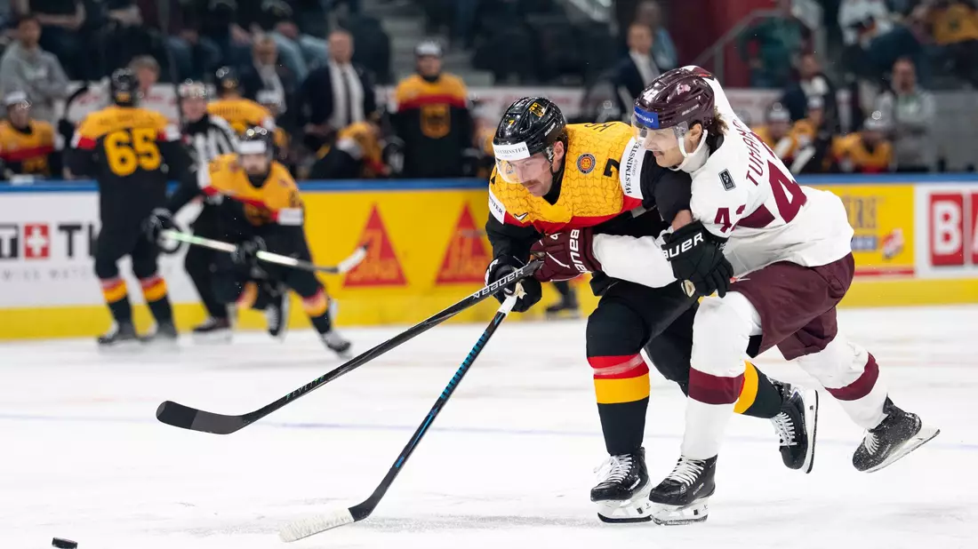 Die deutsche Mannschaft um Münchens Maximilian Kastner konnte sich bei der Eishockey-WM viel zu selten gegen Lettland durchsetzen. - Bild: Claudio Thoma/KEYSTONE/dpa