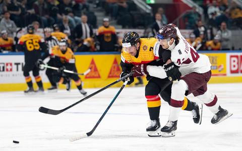 Die deutsche Mannschaft um Münchens Maximilian Kastner konnte sich bei der Eishockey-WM viel zu selten gegen Lettland durchsetzen. - Foto: Claudio Thoma/KEYSTONE/dpa