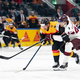Die deutsche Mannschaft um Münchens Maximilian Kastner konnte sich bei der Eishockey-WM viel zu selten gegen Lettland durchsetzen. - Foto: Claudio Thoma/KEYSTONE/dpa