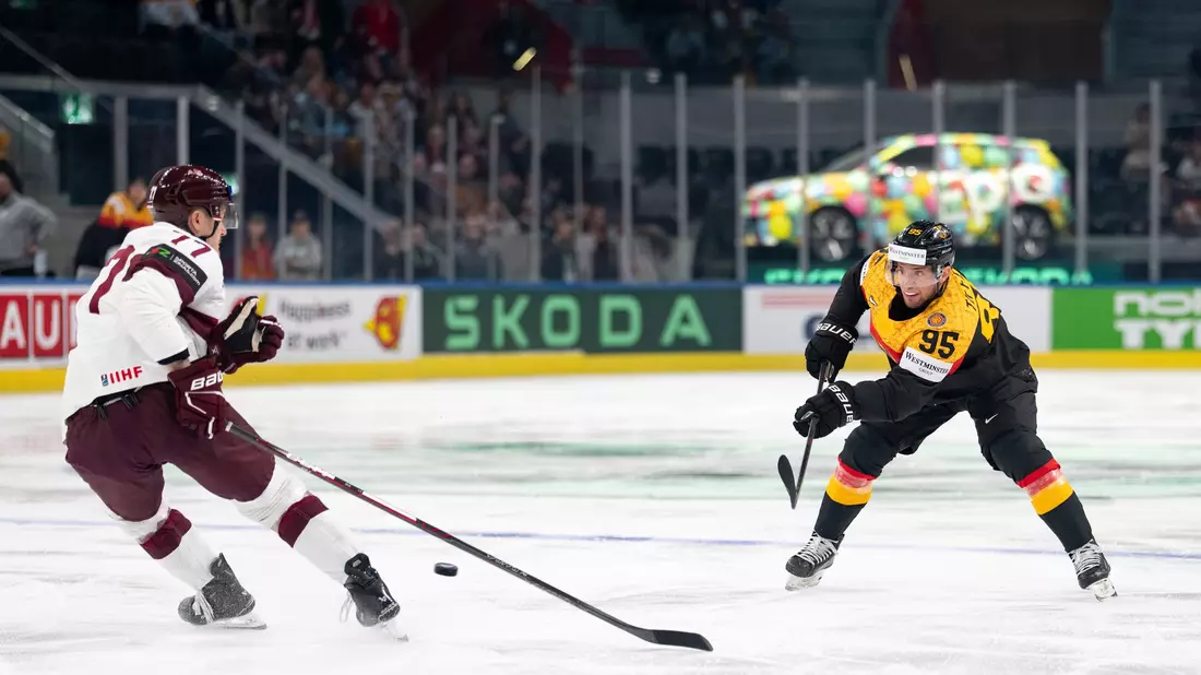 Frederik Tiffels und die deutsche Eishockey-Nationalmannschaft enttäuschten gegen Lettland. - Bild: Claudio Thoma/KEYSTONE/dpa