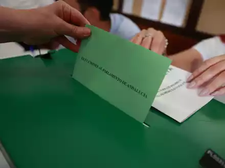 Die konservative Volkspartei PP hat bei der Regionalwahl in Andalusien ihre absolute Mehrheit verloren und ist in der bevölkerungsreichsten Region Spaniens künftig auf die rechtspopulistische Vox angewiesen.  - Foto: Rocío Ruz/EUROPA PRESS/dpa