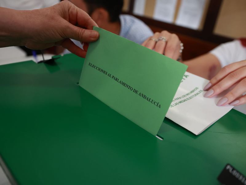 Die konservative Volkspartei PP hat bei der Regionalwahl in Andalusien ihre absolute Mehrheit verloren und ist in der bevölkerungsreichsten Region Spaniens künftig auf die rechtspopulistische Vox angewiesen.  - Foto: Rocío Ruz/EUROPA PRESS/dpa