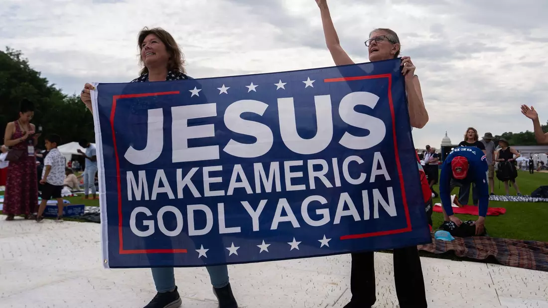 «Jesus mach Amerika wieder gottesfürchtig», steht auf einem Banner bei der Gebetsveranstaltung.  - Bild: Julia Demaree Nikhinson/AP/dpa