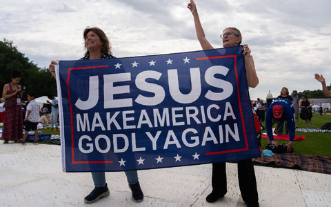 «Jesus mach Amerika wieder gottesfürchtig», steht auf einem Banner bei der Gebetsveranstaltung.  - Foto: Julia Demaree Nikhinson/AP/dpa