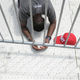 Ein Teilnehmer kniet zum Beten.  - Foto: Rod Lamkey/FR172078 AP/AP/dpa