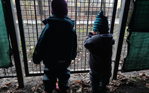 Kinder hinter einem Gitter (Archiv) - Foto: via dts Nachrichtenagentur