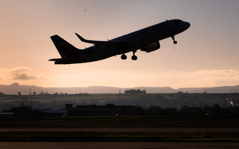 Für Flüge aus Deutschland soll von Juli an eine niedrigere Ticketsteuer gelten. (Archivbild) - Foto: Christoph Schmidt/dpa/dpa-tmn