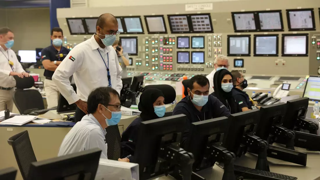  Bei einem Drohnenangriff in den Vereinigten Arabischen Emiraten brach an einem Atomkraftwerk ein Feuer aus.  - Bild: Uncredited/Emirates News Agency WAM/dpa