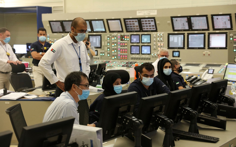  Bei einem Drohnenangriff in den Vereinigten Arabischen Emiraten brach an einem Atomkraftwerk ein Feuer aus.  - Foto: Uncredited/Emirates News Agency WAM/dpa