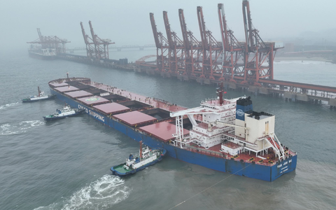 Ein Schiff mit brasilianischem Eisenerz legt im Hafen von Tangsahn an. Chinas Konkuntur hat im April Schwung verloren.  - Foto: Yang Shiyao/XinHua/dpa