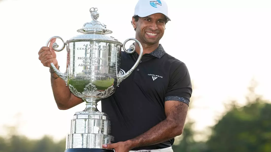 Aaron Rai erhielt für seinen Sieg bei der PGA Championship die Wanamaker-Trophäe. - Bild: Frank Franklin II/AP/dpa