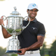 Aaron Rai erhielt für seinen Sieg bei der PGA Championship die Wanamaker-Trophäe. - Foto: Frank Franklin II/AP/dpa