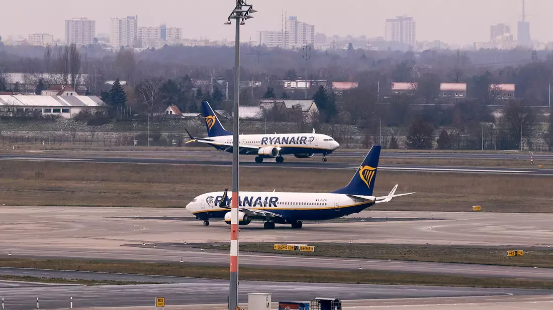 Billigflieger Ryanair: Hohe Kosten erwartet nach Milliardengewinn. (Archivbild) - Bild: Jörg Carstensen/dpa
