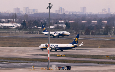 Billigflieger Ryanair: Hohe Kosten erwartet nach Milliardengewinn. (Archivbild) - Foto: Jörg Carstensen/dpa