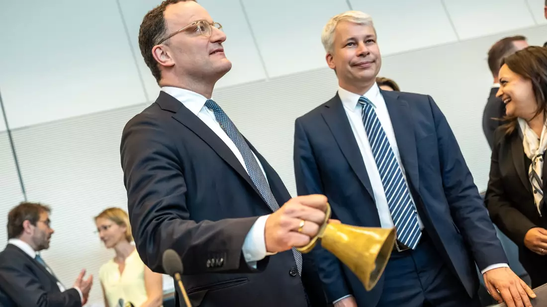 Auch die Spitze der Unionsfraktion will Diätenerhöhung nun aussetzen. (Archivbild) - Bild: Michael Kappeler/dpa