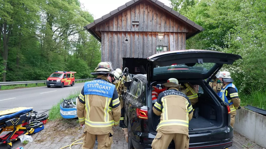 FW Stuttgart: Verkehrsunfall Mittlere Filderlinie: PKW fährt in Technikstation - Bild: presseportal.de