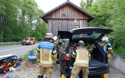 FW Stuttgart: Verkehrsunfall Mittlere Filderlinie: PKW fährt in Technikstation - Foto: presseportal.de