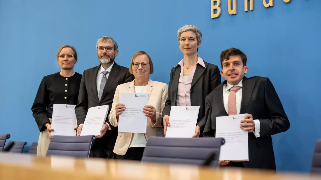 Umweltminister Schneider versprach, dass er die Warnungen des Expertenrates (im Foto) ernst nehme und prüfen lassen werde.  - Bild: Michael Kappeler/dpa
