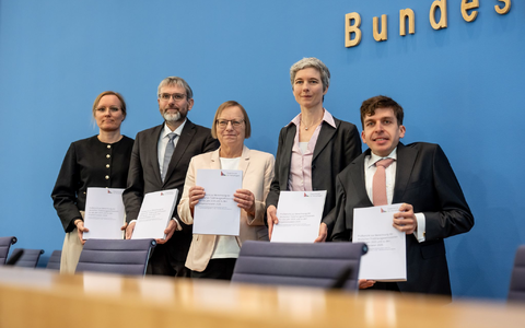 Umweltminister Schneider versprach, dass er die Warnungen des Expertenrates (im Foto) ernst nehme und prüfen lassen werde.  - Foto: Michael Kappeler/dpa