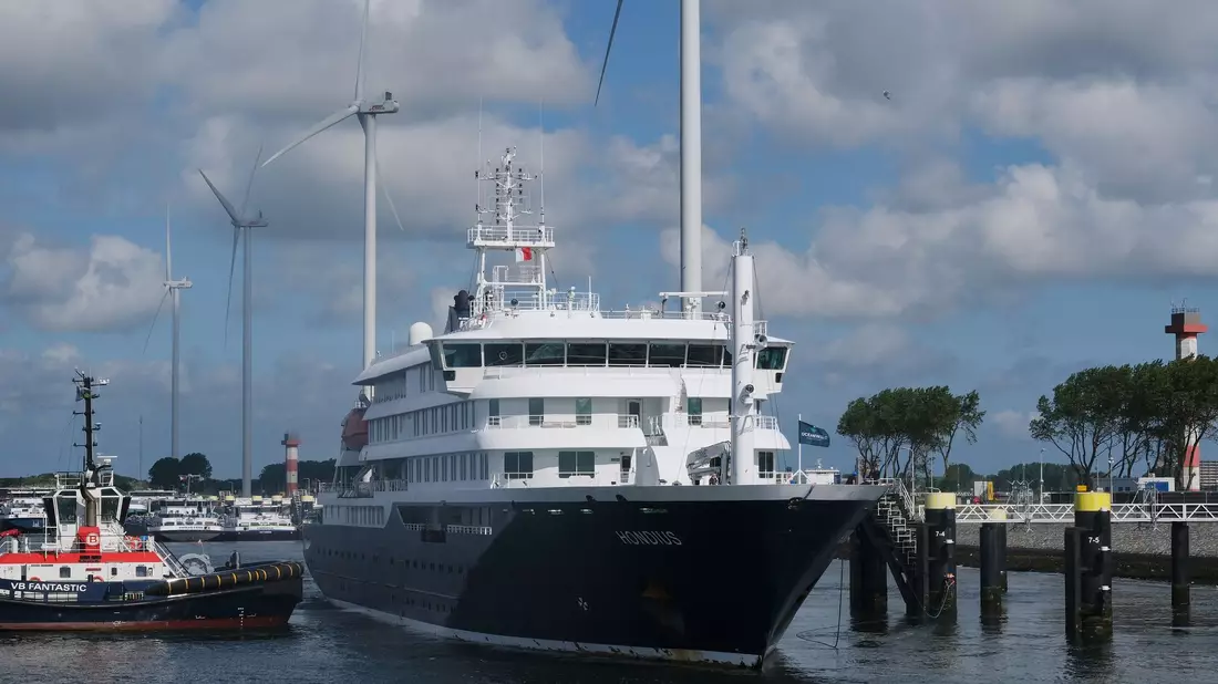 Das Kreuzfahrtschiff «Hondius» ist zurück in den Niederlanden - die Besatzung muss in Quarantäne. - Bild: Patrick Post/AP/dpa