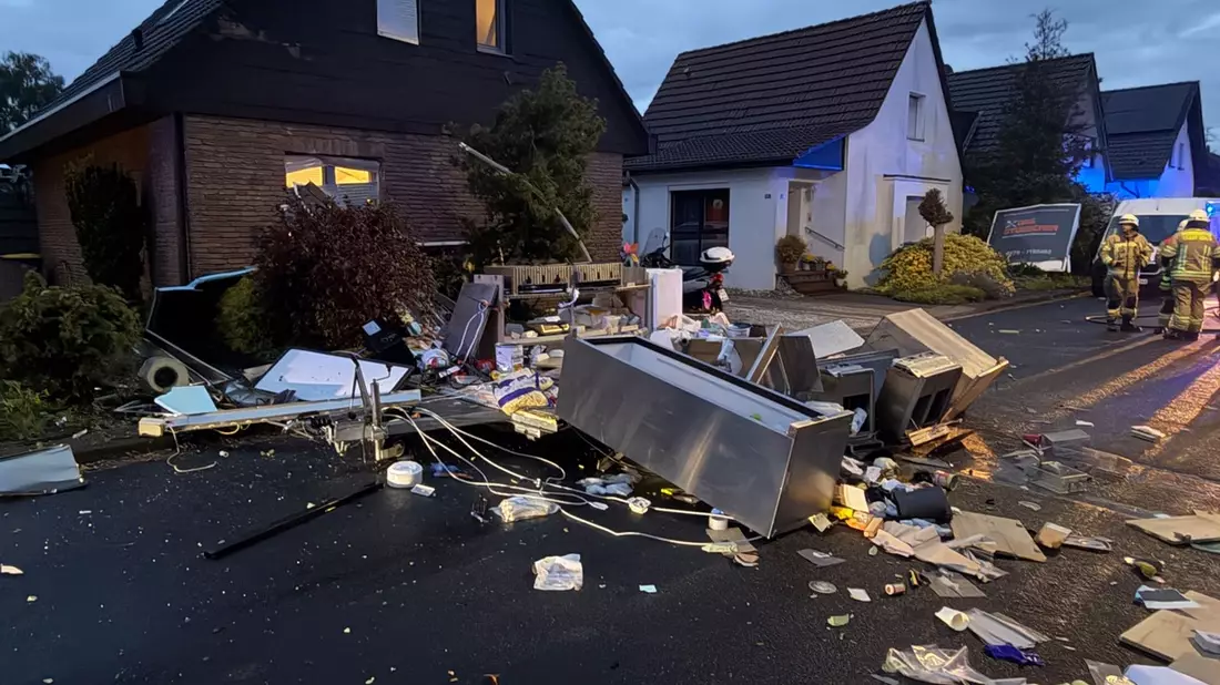 Feuerwehr Goch: Imbisswagen nach Explosion vollständig zerstört - Bild: presseportal.de