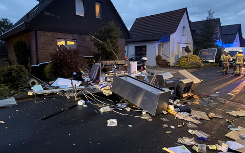 Feuerwehr Goch: Imbisswagen nach Explosion vollständig zerstört - Foto: presseportal.de