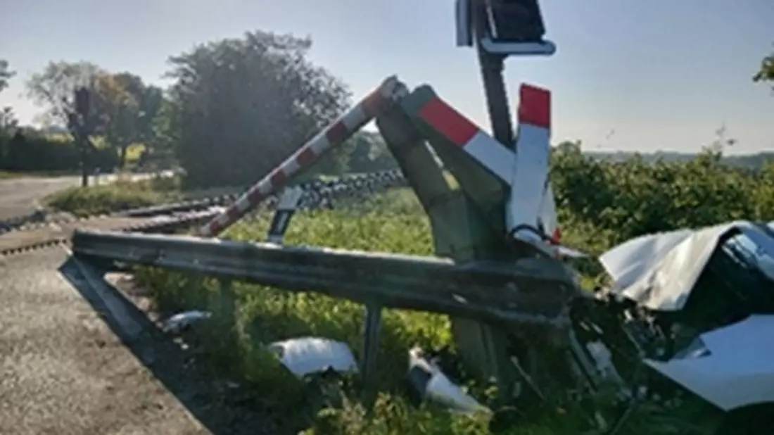 BPOL-FL: Betrunkener Autofahrer fährt gegen Bahnschranke - Bild: presseportal.de