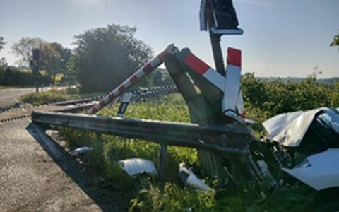 BPOL-FL: Betrunkener Autofahrer fährt gegen Bahnschranke - Foto: presseportal.de
