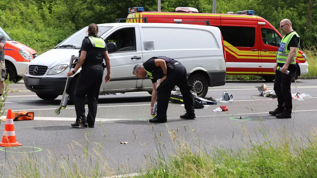 Der Angeklagte soll im Juni 2025 mit seinem Auto in Hürth bei Köln in eine Gruppe von Grundschulkindern gefahren sein. (Archivbild) - Bild: Sascha Thelen/dpa