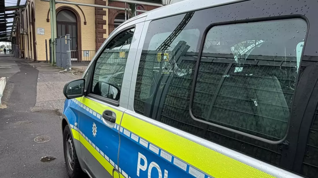 POL-DN: Schwerpunkteinsatz am Bahnhof Düren: Haftbefehle vollstreckt und mutmaßlicher Drogendealer festgenommen - Bild: presseportal.de