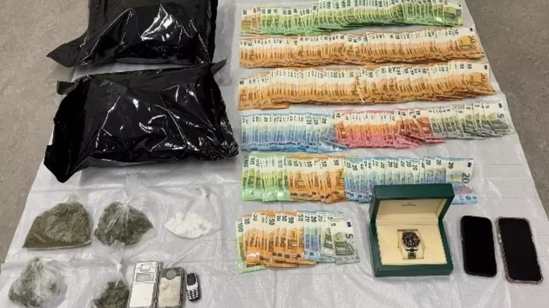 POL-K: 260518-1-K Zivilfahnder beobachten mutmaßlichen Dealer und stellen Drogen und Bargeld sicher - Ermittlungen gegen Familie - Bild: presseportal.de
