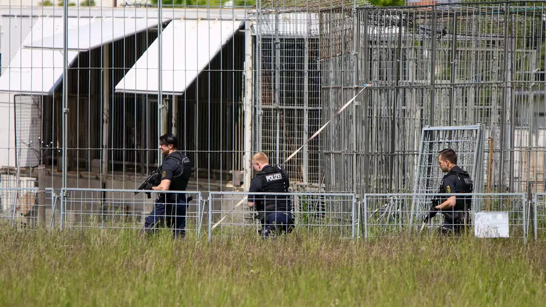 Polizisten sichern das Gelände nach dem Ausbruch eines Tigers aus einer privaten Haltung. - Bild: Björn Stach/EHL Media/dpa